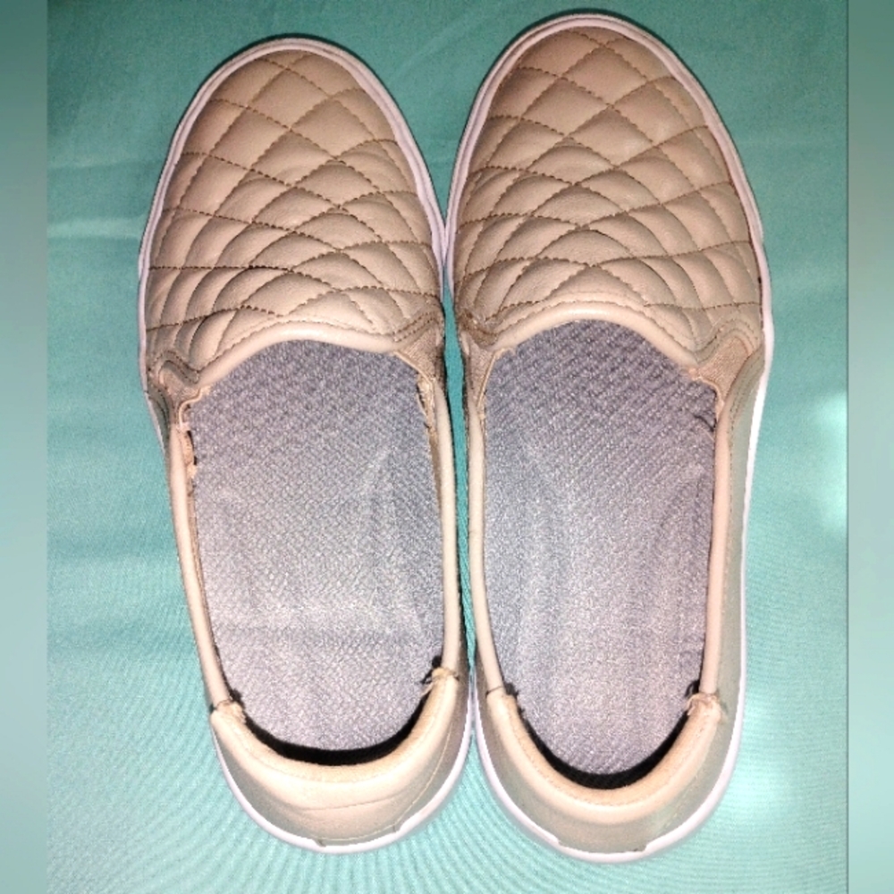 EUC Light Tan Beige Womens Guess Slide On Shoes Size 7 Casual Quilted Mat… - Picture 2 of 6